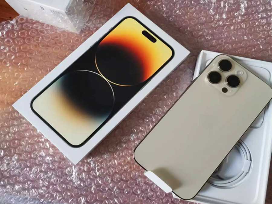 正在打包发往澳洲的手机