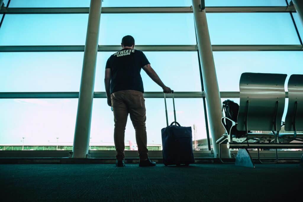 带好随身行李前往澳洲旅游的男游客