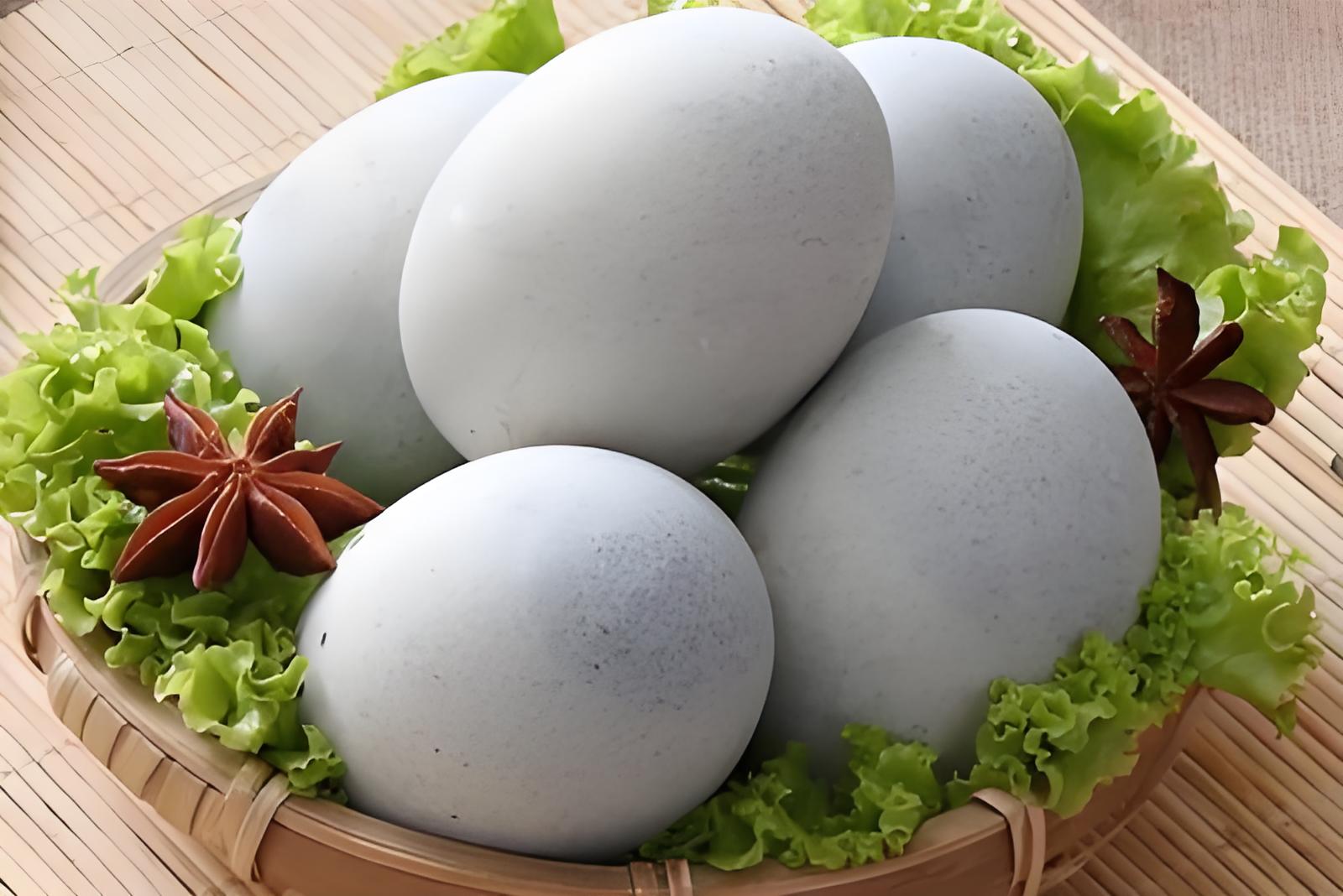装在盘子里的5个美味的皮蛋