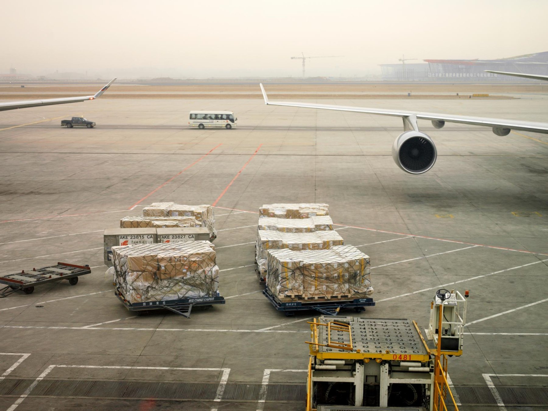 航空公司正在运载货物